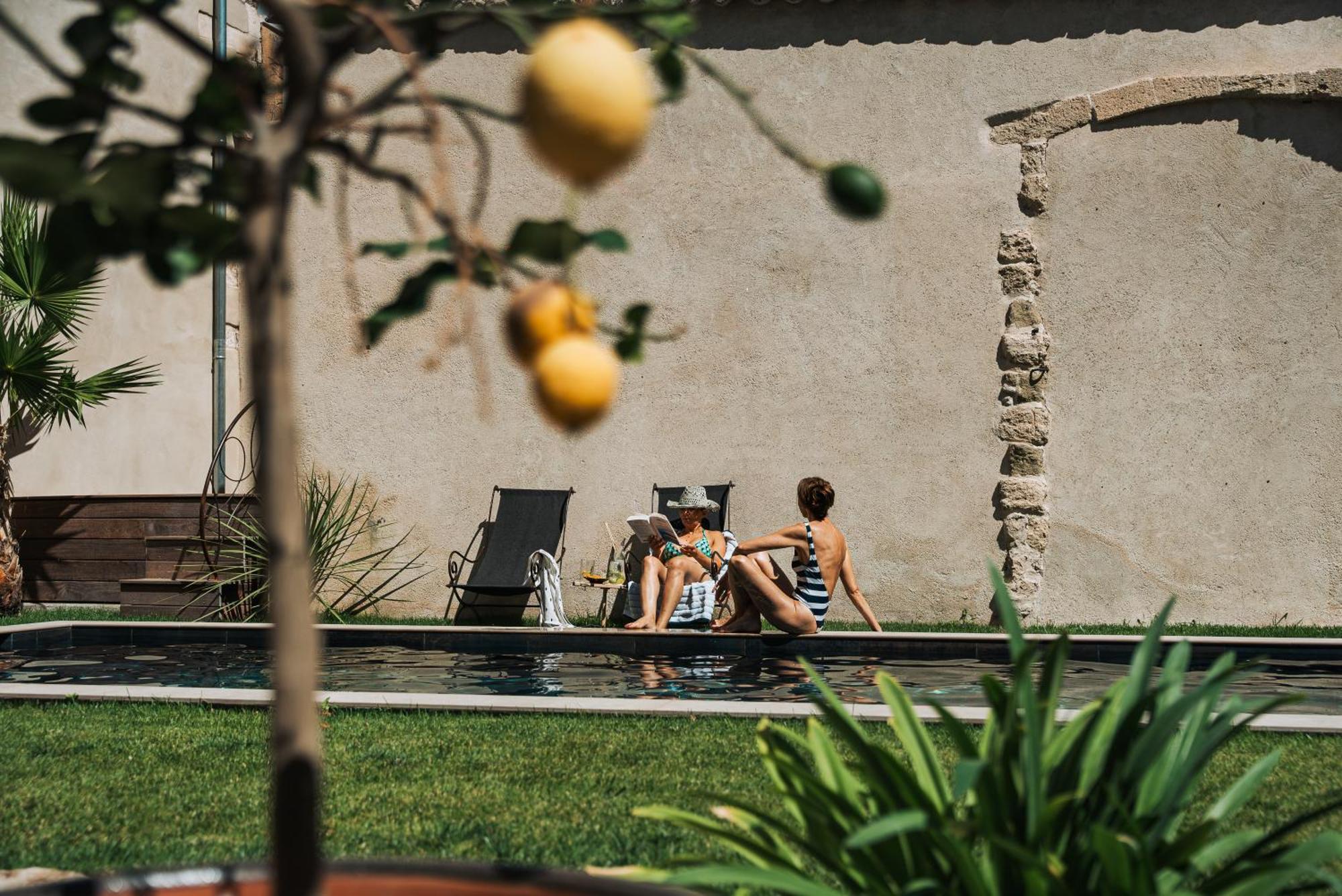 איל-סור-לה-סורג Palais Aoma, Hotel Particulier De Luxe En Provence מראה חיצוני תמונה