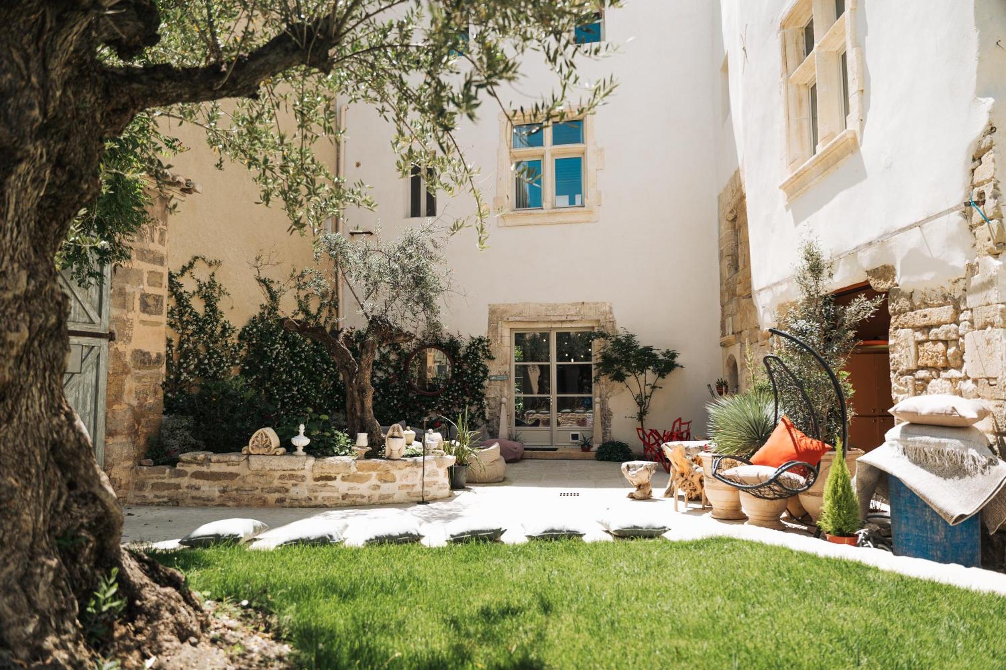 איל-סור-לה-סורג Palais Aoma, Hotel Particulier De Luxe En Provence מראה חיצוני תמונה