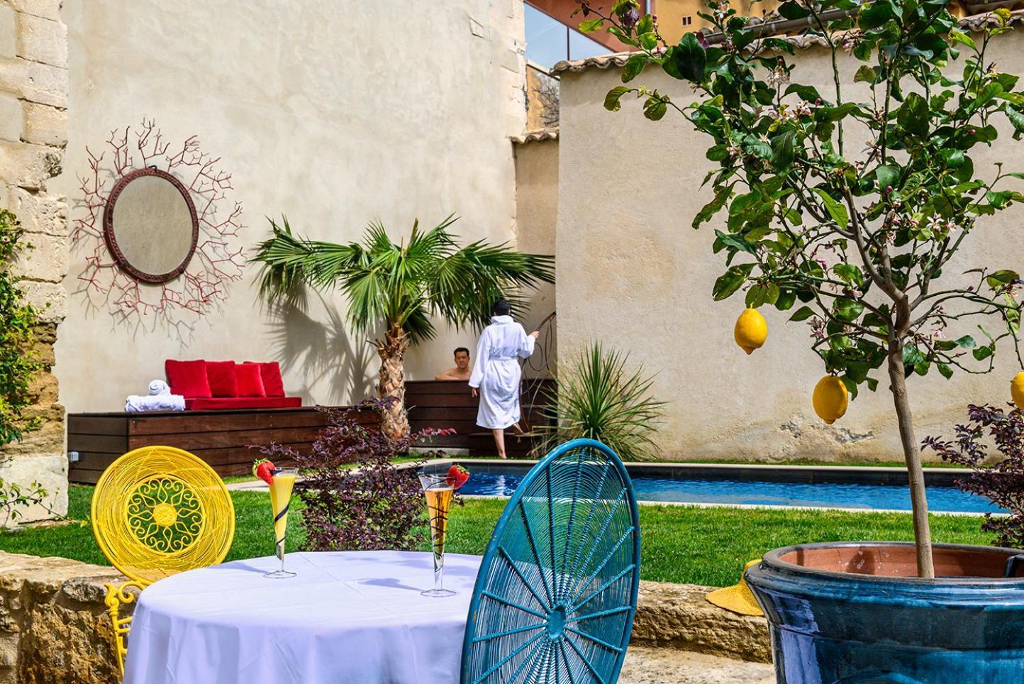 איל-סור-לה-סורג Palais Aoma, Hotel Particulier De Luxe En Provence מראה חיצוני תמונה
